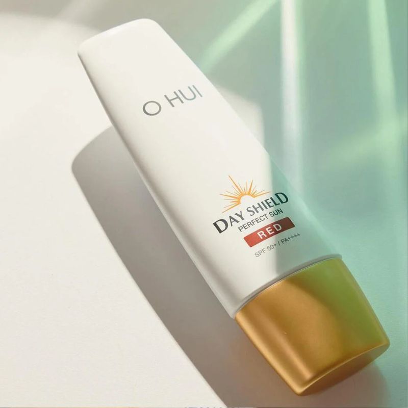 Слънцезащитен крем за лице против зачервяване SPF50 O HUI Day Shield Perfect Sun Red
