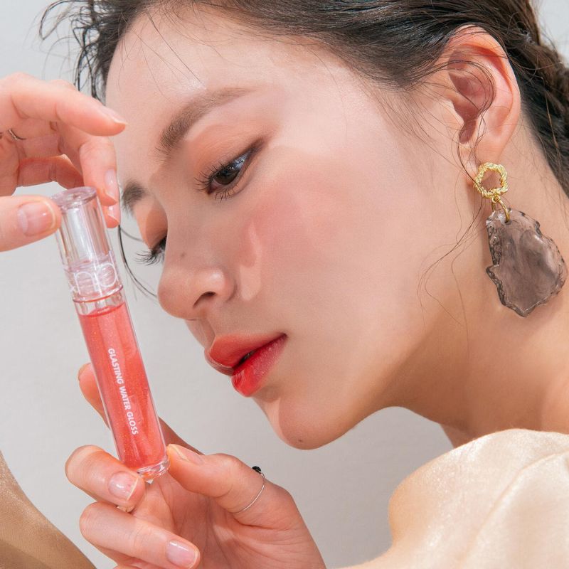 Дълготраен гланц за устни с ефект на балсам и нежен блясък ROM&ND Glasting Water Gloss