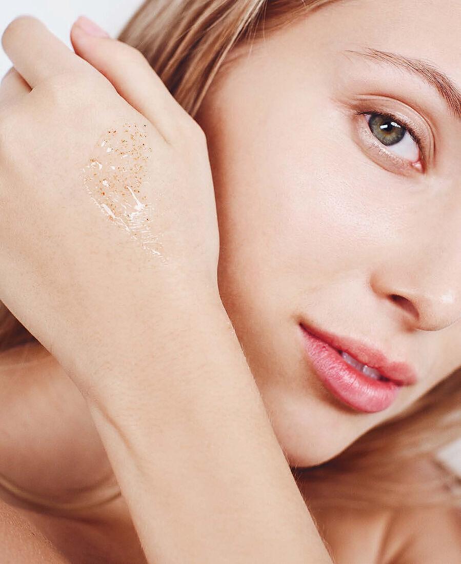 Почистващ гел-скраб за лице Lumene NORDIC-C Valo MINI