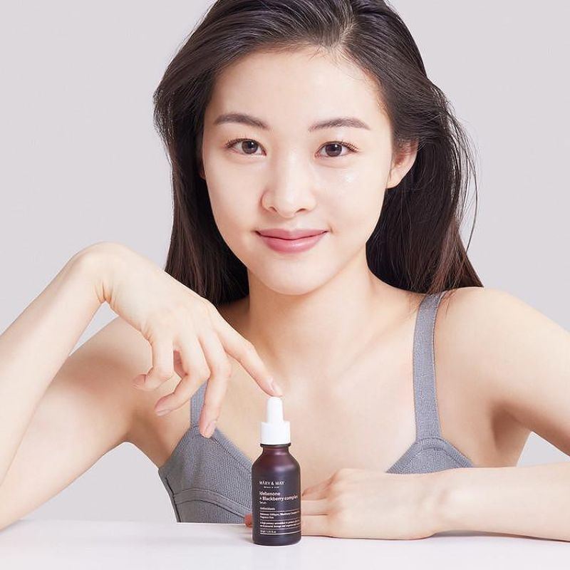 Серум за лице с комплекс от идебенон и къпини MARY & MAY Idebenone + Blackberry Complex Serum