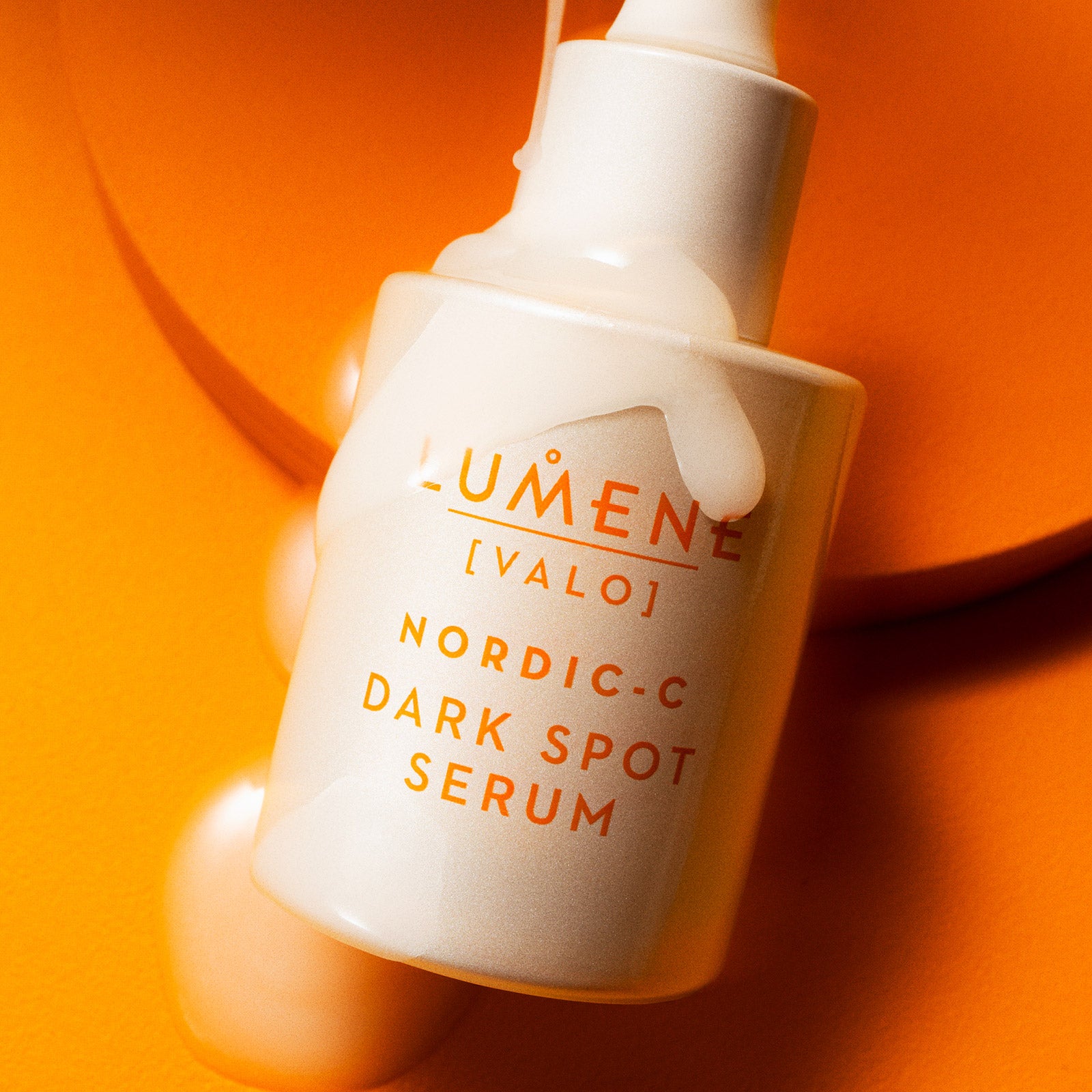 Против петна Серум за озарена кожа LUMENE NORDIC - C [VALO] Dark Spot Serum