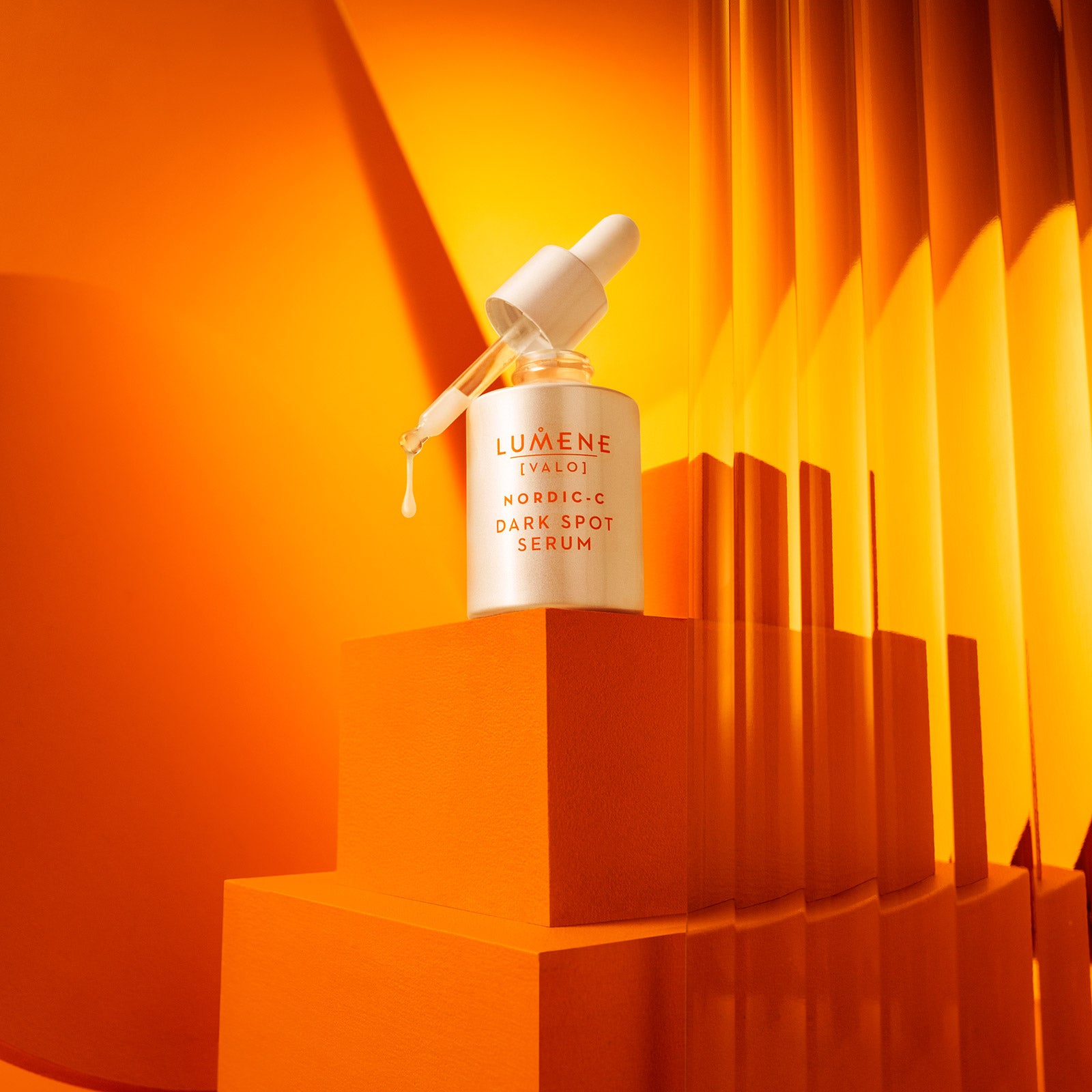 Против петна Серум за озарена кожа LUMENE NORDIC - C [VALO] Dark Spot Serum
