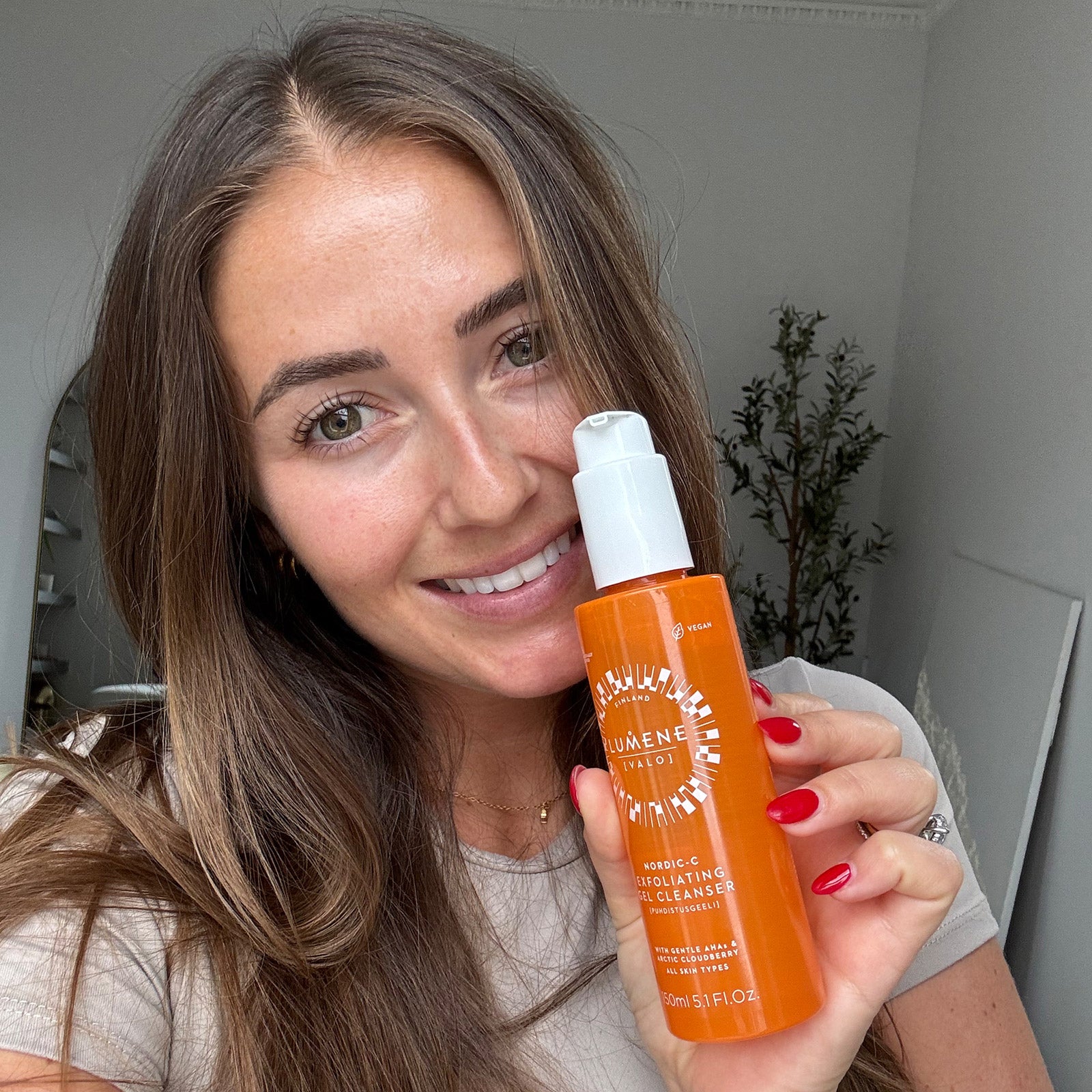 Почистващ ексфолиращ гел LUMENE NORDIC - C [VALO] Exfoliating Gel Cleanser